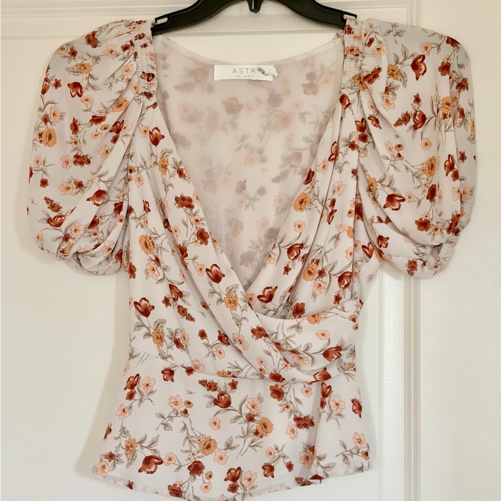 ASTR THE LABEL White Floral Puff-Sleeve Wrap Top